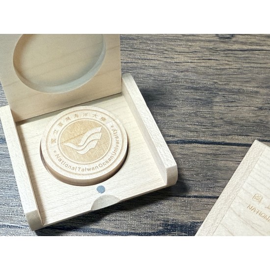 『海大衣學苑系列』- NTOU海大校徽木盒隨身碟 / 32GB / USB 2.0