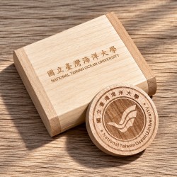 『海大衣學苑系列』- NTOU海大校徽木盒隨身碟 / 32GB / USB 2.0