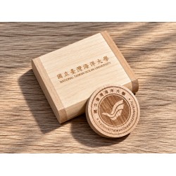 『海大衣學苑系列』- NTOU海大校徽木盒隨身碟 / 32GB / USB 2.0