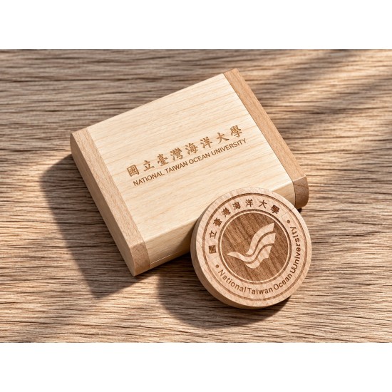 『海大衣學苑系列』- NTOU海大校徽木盒隨身碟 / 32GB / USB 2.0